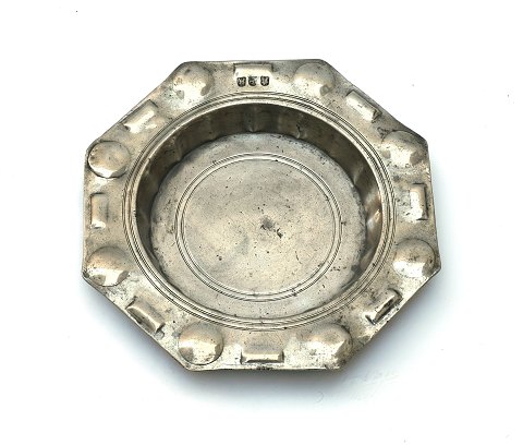 Baptism bowl, tin
Master: Haderslev 1682