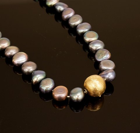 Ole Lynggaard: Pearl necklace with sphere shaped 
locking mechanism 14ct gold