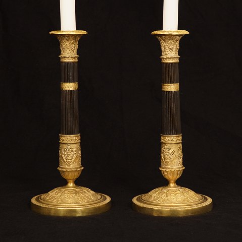 Ein Paar feuervergoldete Bronzenleuchter. 
Frankreich um 1830. H: 28cm
