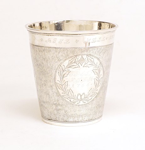 A large silver cup. Mouritz Jensen Angel, Horsens, 
Denmark, circa 1780. Grosser Silberbecher. Mouritz 
Jensen Angel, Horsens, um 1780. H: 10cm. W: 188gr