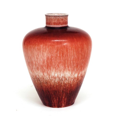 Nils Thorsson für Royal Copenhagen: Vase aus 
Steingut mit Oxenblutglasur.
Signiert
H: 18cm