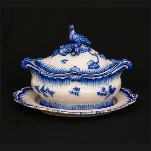 Blue decorated 18th century tureen, faience. 
Signed Marieberg, Sweden, 02.08.1766. H: 27cm. L: 
45cm