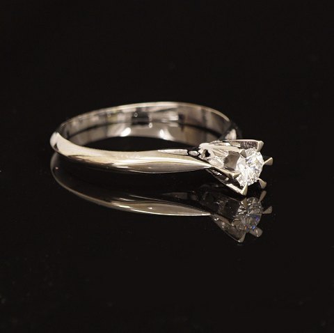 Prinsessenring mit einem Diamant von etwa 0,21ct. 
14kt Weissgold. Ringgr. 55-56