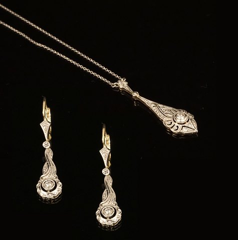 Satz von Art Deco Hänger und Ohrringen, 14kt Gold 
mit Diamanten. Um 1920-30. Hänger: 3,4x1cm