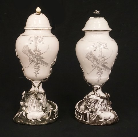 Zwei in sepia dekorierte Vasen aus Fayence. 
Marieberg um 1775. Signiert. H: 34,5cm