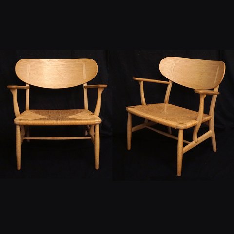 Hans J. Wegner, Denmark: A pair of CH 22 oak 
chairs. Nice condition