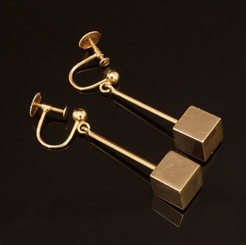 Bent Knudsen, Dänemark: Ein Paar Ohrringe in 14kt 
Gold. L: 3cm