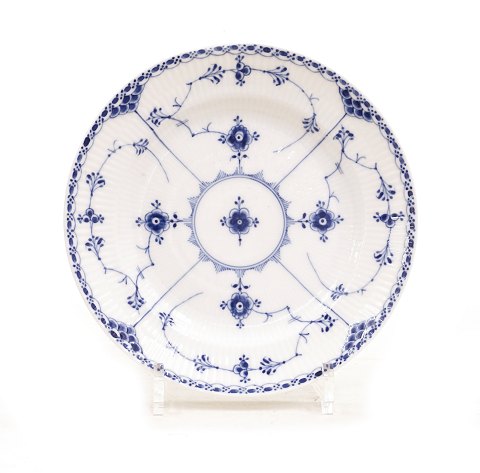 Royal Copenhagen: A blue fluted half lace plate. 
#1/572. D: 22,5cm