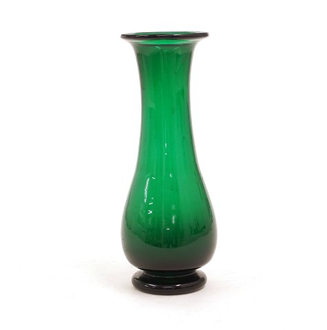 Grünes Zwiebelglas. Dänemark 2. Hälfte des 19. 
Jahrhunderts. H: 21,5cm