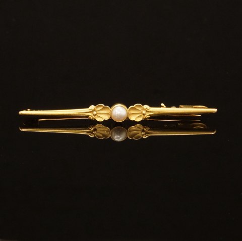 A Georg Jensen gold brooch from the period 
1933-44. L: 6cm