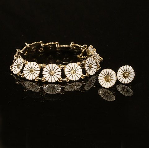 A set of bracelet and earrings, sterlingsilver, 
"Daisy". Made in Denmark. Bracelet: L ca. 18cm. 
Earrings: D: 11mm