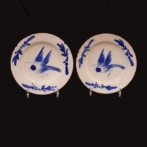 A pair of 18th century Northgerman faience dishes 
with birds. Circa 1775. D: 21cm
