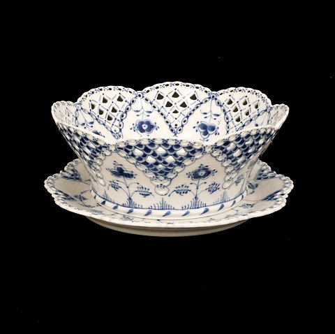 A Royal Copenhagen blue fluted full lace fruit 
bowl. #1061. H: 10,5cm. D bowl: 23cm