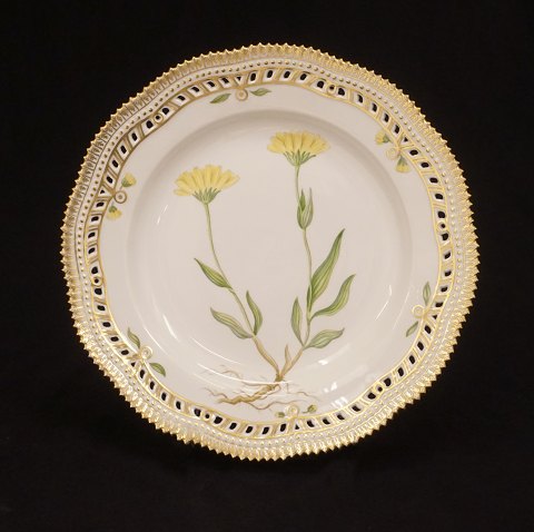 A large Royal Copenhagen Flora Dancia plate. 
#20/3553. D: 25cm