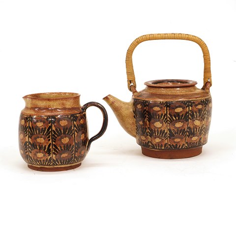 A Danish stoneware teapot and milk jug by Gudrun 
Meedom Bæch. H: 14cm