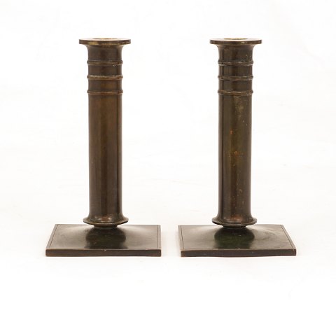 Ein Paar Just Andersen, Dänemark,  Leuchter aus 
Bronze. #B154. H: 18cm