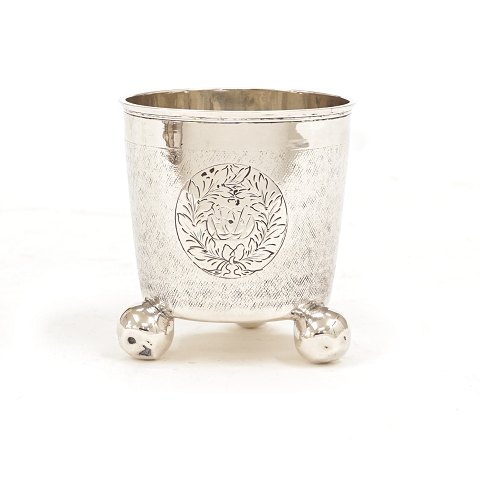An early 18th century Danish silver cup by Benddix 
Aagesen Lund, Copenhagen, 1713. H: 7cm. W: 75gr