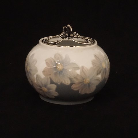 Bing & Grøndahl Art Noveau Vase mit späterer 
Silbermontierung dekoriert mit Trauben. 
Hergestellt in der Periode 1898-99. Signiert mit 
Künstlersignatur und "Danish China Work 
Copenhagen". H: 15cm