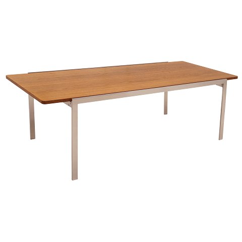 An Arne Jacobsen, Denmark, coffee table with teak 
top. Nice condition. H: 48cm. Top: 150x60cm