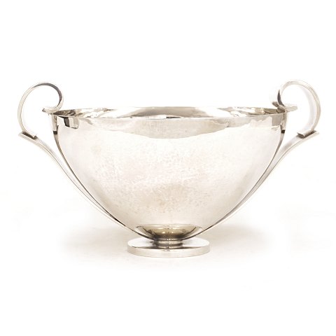 A large sterlingsilver bowl by Harald Nielsen for 
Georg Jensen 1933-44. #802. H: 14,2cm. W: 1.066gr