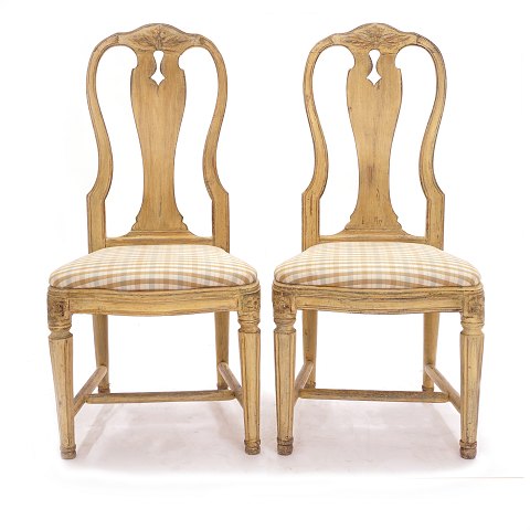 Pair of late 18th century Gustavian chairs. Sweden 
circa 1780-1800. H: 99cm. H seat: 44cm. W: 46cm. 
D: 43cm