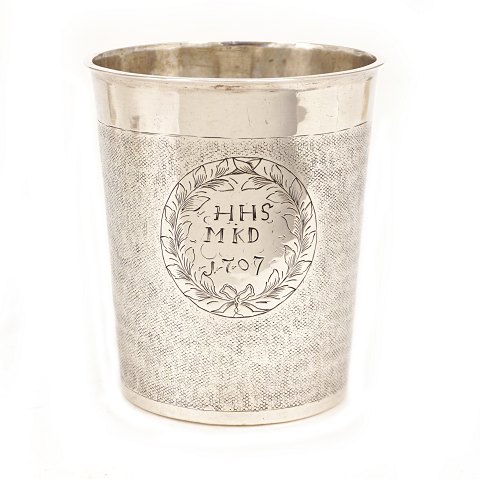 Early 18th century Danish silver cup made by Jacob 
Hoe, Copenhagen, 1707. H: 10,5cm. W: 149gr