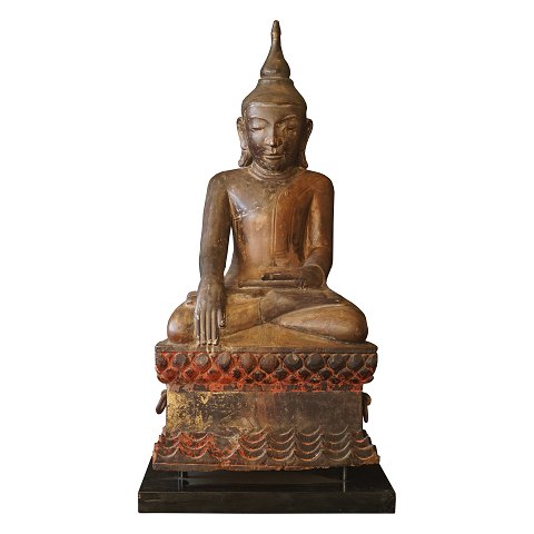 Grosse Buddha Figur aus Holz. Burma 18. 
Jahhrhundert. Guter Erhaltungszustand. H: 117cm. 
B: 58cm. T: 46cm