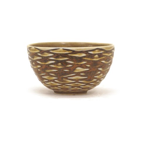 Salto bowl. Small sung glazed stoneware bowl 
signed Salto for Royal Copenhagen. H: 5,3cm. D: 
9,8cm