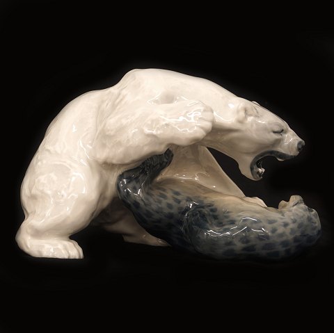 Royal Copenhagen polar bear with seal. #1108. 1st 
quality. H: 22cm. L: 36cm