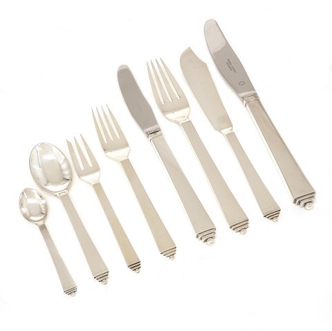 Harald Nielsen for Georg Jensen Pyramide sterling 
silver cutlery for 12 persons. 101 pieces