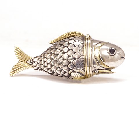 Silver vinaigrette in the shape of a fish. 
Friedrich Christopher Hansen, 1760-95, Aabenraa. 
L: 7,4cm. W: 42,8gr