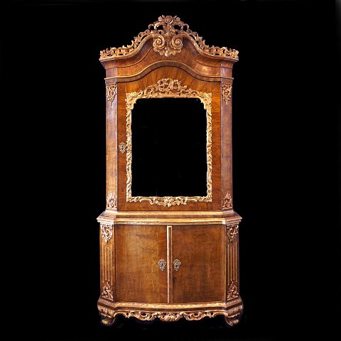 Walnut veneered and gilt mirror cabinet. 
Manufactured by Köster, Altona, circa 1760. H: 
250cm. W: 120cm. D: 55cm