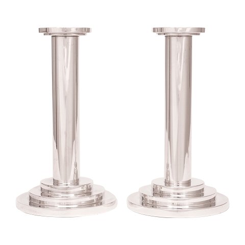 Pair of sterlingsilver candlesticks by Holmsted. 
H: 21cm. W: 801gr