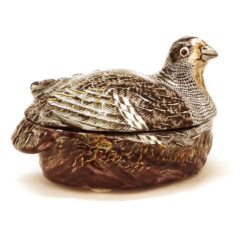 Polychrome Rococo faience tureen in the shape of a 
partridge. Signed, Marieberg, Sweden, circa 1770. 
H: 9,5cm. L: 16cm