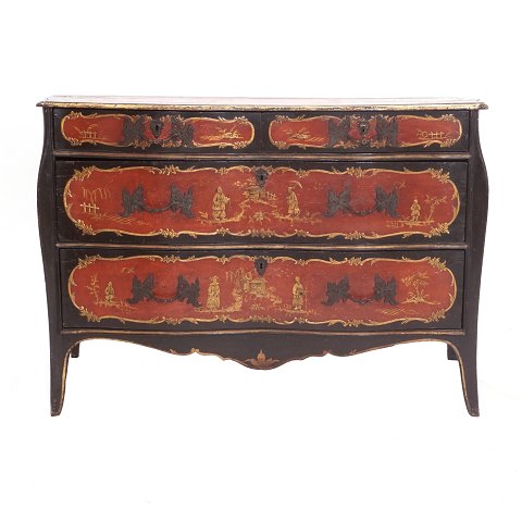 Red and black laquered Regence chest of drawers 
with gilt chinoiserie. Italy circa 1750. H: 86cm. 
W: 133cm. D: 58cm