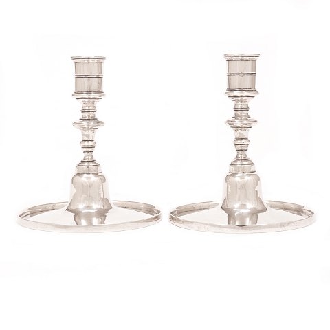 Pair of early Baroque silver candlesticks by Asmus 
Fridrich Holling, Copenhagen, 1727-73, dated 1728. 
H: 12cm. W: 458gr