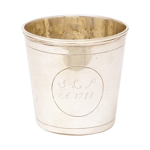Silver cup by Zacharias Jonsen, Copenhagen, 
1773-88. H: 8,1cm. W: 200,8gr