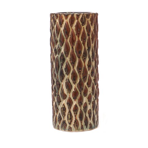 Axel Salto vase. Axel Salto, 1889-1961, for Royal 
Copenhagen. Cylindrisk vase i knoppet stil med 
Sung glasur. Signeret Salto 20564. H: 17cm. D: 
7,1cm