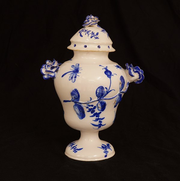 Blue decorated potpourri jar, faience. Made in Stockelsdorff circa 1780. H: 36cm