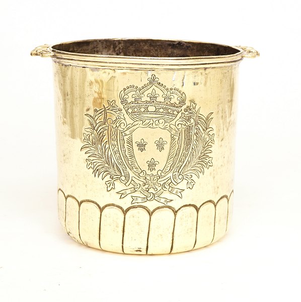 Vinkøler af messing prydet med heraldik. Frankrig ca. år 1840. H: 18,5cm. D: 
21cm inkl hanke
