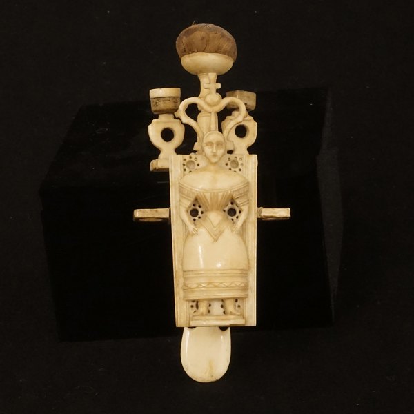 Syskrue af udskåret elfenben med kvindefigur og kongekrone. Ca. år 1800. H: 15cm