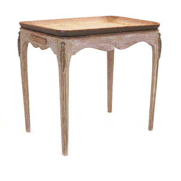 A Gustavian 18th century tray top table. Sweden circa 1780. H: 74cm. Tray top: 
77x53cm