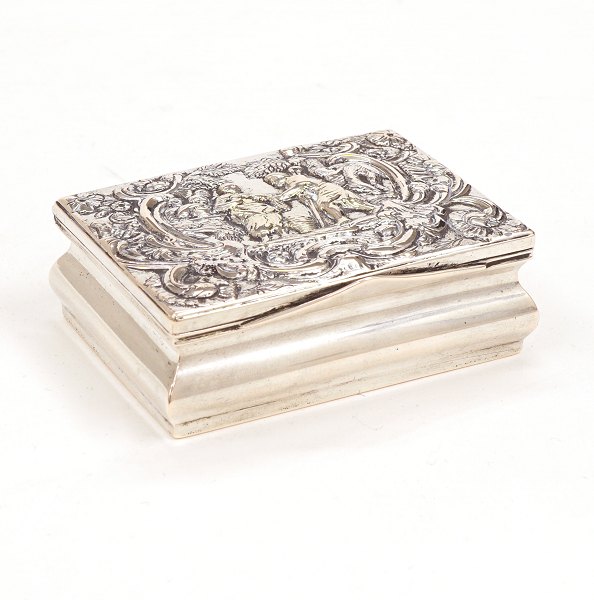 Johan Adolf Müller, Haderslev, Denmark, 1789-1850: A silver snuff box dated 
1798. H: 2,5cm. L: 7cm. W: 101gr