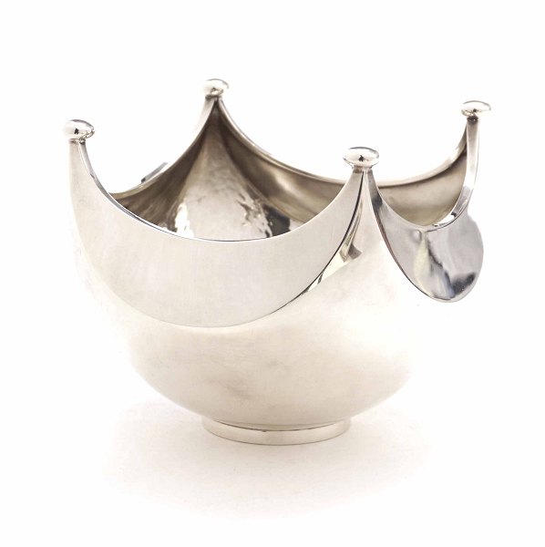 Hans Hansen, Denmark: A small sterlingsilver bowl. Dated 1987. 1/100. H: 8,3cm. 
W: 196gr