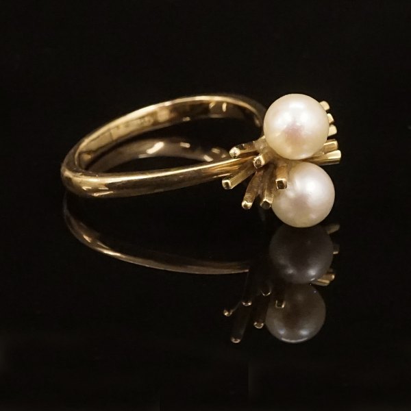 A 14kt Goldring with two pearls. Ringsize: 56