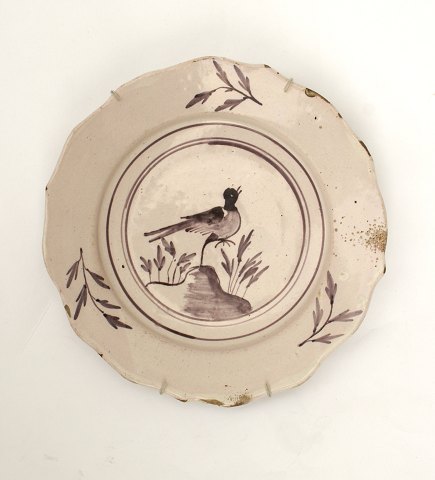 Mangandekoreret tallerken med fugl.Eckernförde ca. år 1770. Signeret.D: 23cm.