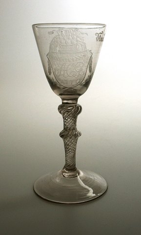 Norsk vinglas/bryllupsglas med dobbeltmonogram og datering 1779 Nøstetangen