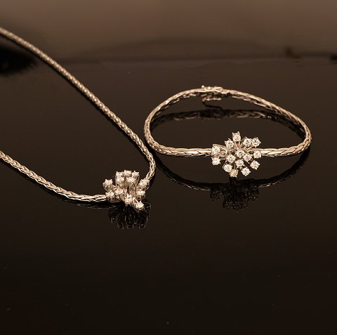 Smykkesæt bestående af halskæde rigt besat med 15 diamanter, 18kt hvidguld, og armbånd rigt besat med 15 diamanter. 18kt hvidguld. Ca. 0,9ct i alt