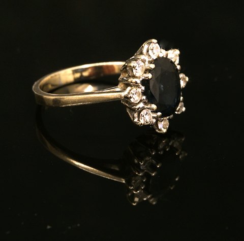 Ring, 14kt hvidguld, i midten safir flankeret af otte diamanter