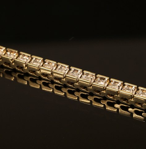 Tennis wristband, 10ct gold with 61 diamonds, each around 0,03CtIn total 1,83Ct